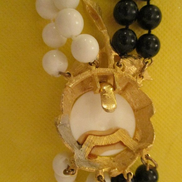 HUGE FLOWER CLASP Four Knotted Strand Lucite Black And White Beaded Necklace - Picture 12 of 12
